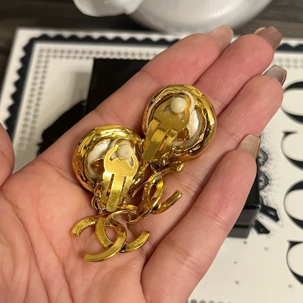 CHANEL Vintage Faux Pearl Gold CC Dangle Clip-On‎ Earrings